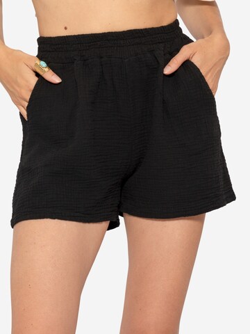 SASSYCLASSY Regular Shorts in Schwarz