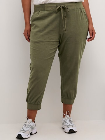 Tapered Pantaloni 'Nana ' de la KAFFE CURVE pe verde: față