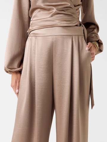 GUESS Wide leg Pants in Beige