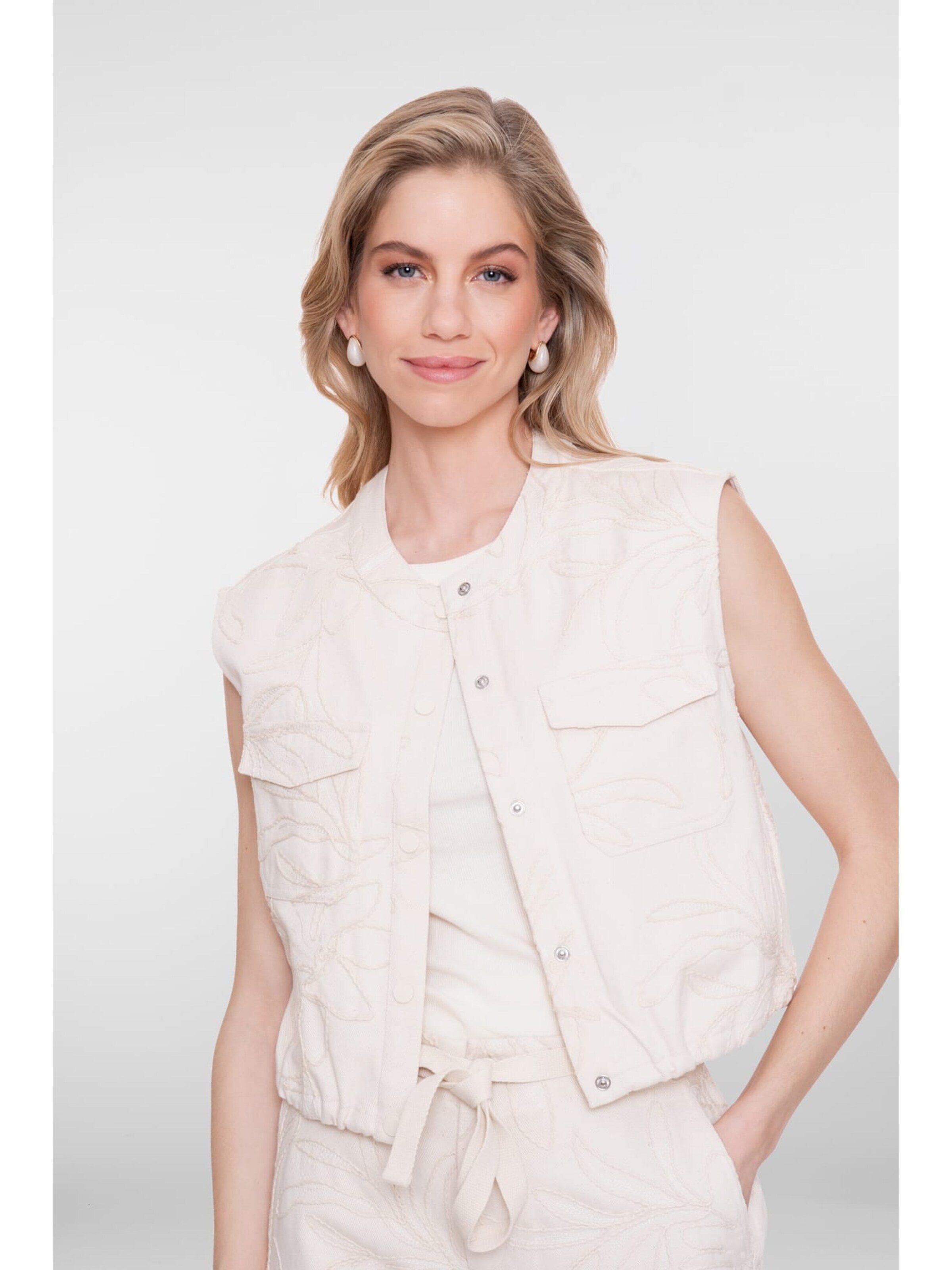 Geisha Vest in Beige: front