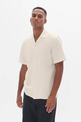 Matinique Regular Fit Skjorte 'Klampo 73 ' i hvid: forside