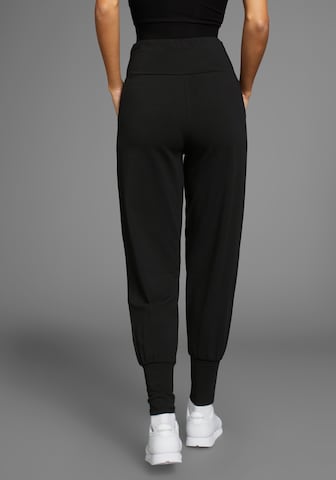 FAYN SPORTS Tapered Workout Pants in Black