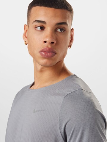 NIKE Sportshirt 'Breathe Rise' in Grau