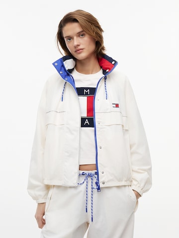 Tommy Jeans Демисезонная куртка в Белый: спереди