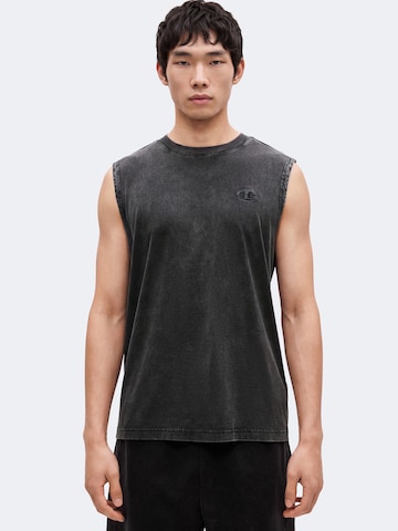 Tricou de la Champion pe negru: față