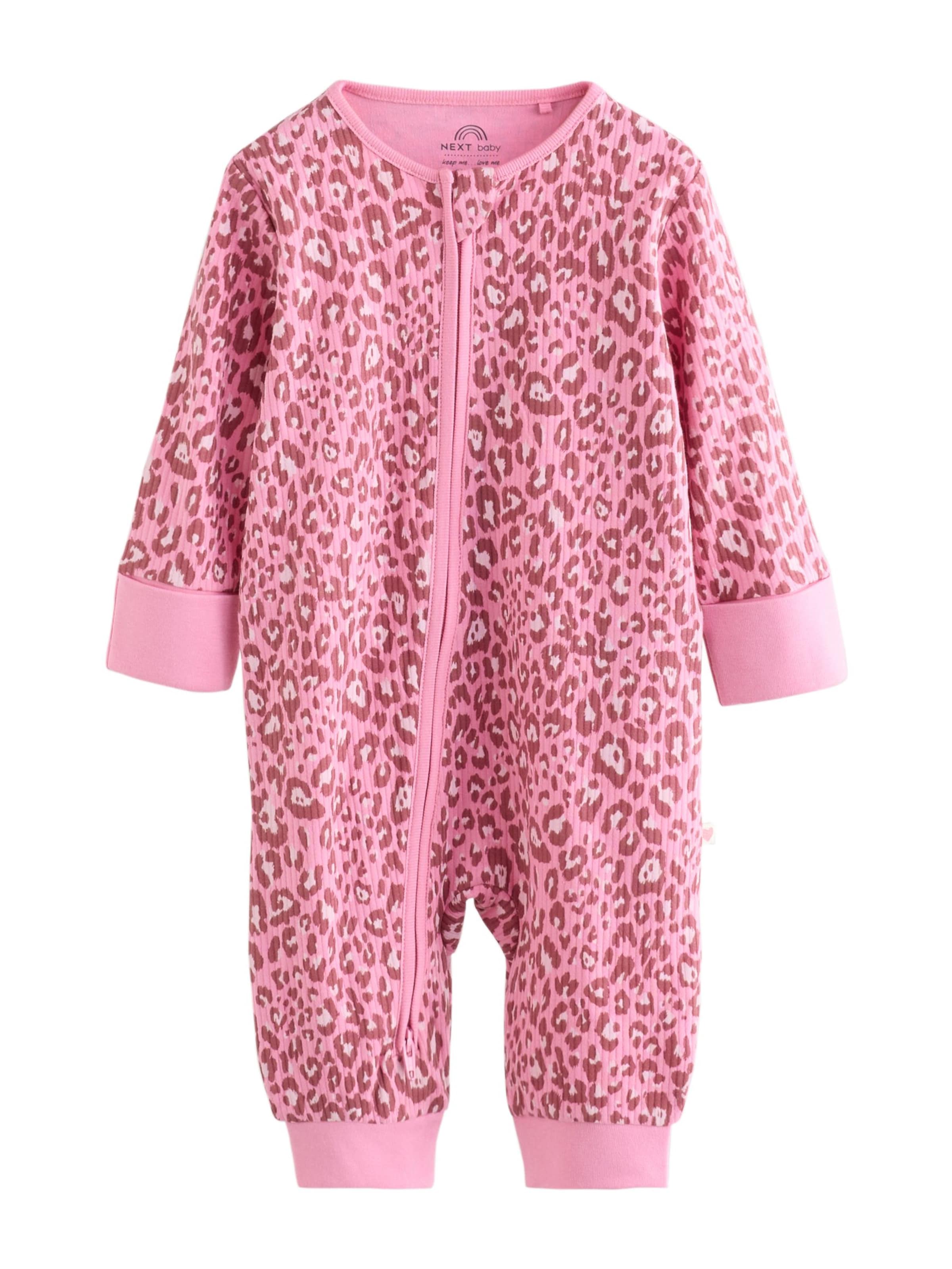 Pijamale de la Next pe bej