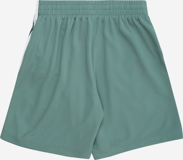 NIKE Loosefit Sportshorts in Grün