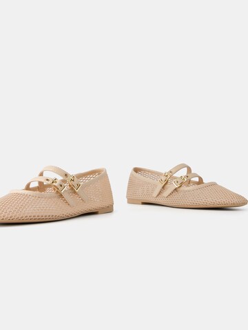 Ballerina con cinturino di Bershka in beige