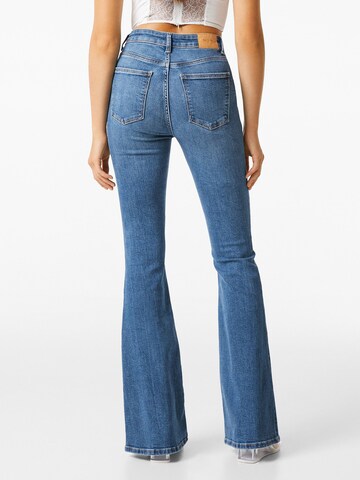 Flared Jeans di Bershka in blu