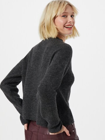 VERO MODA Svetr 'Olina' – šedá