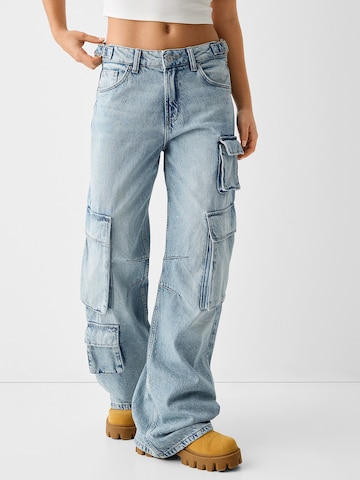 Wide leg Jeans cargo di Bershka in blu: frontale