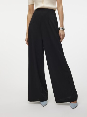 VERO MODA Wide Leg Bukser med lægfolder i sort: forside