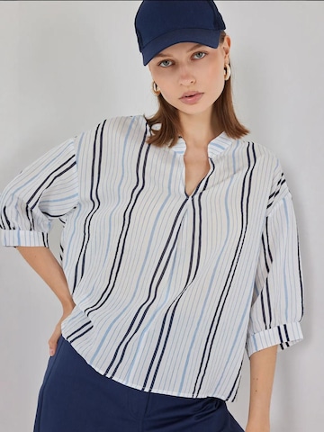 Bigdart - Blusa em azul: frente