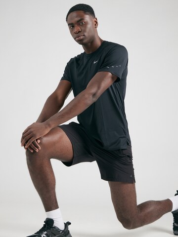 NIKE Функциональная футболка 'ADV STRIDE' в Черный: спереди