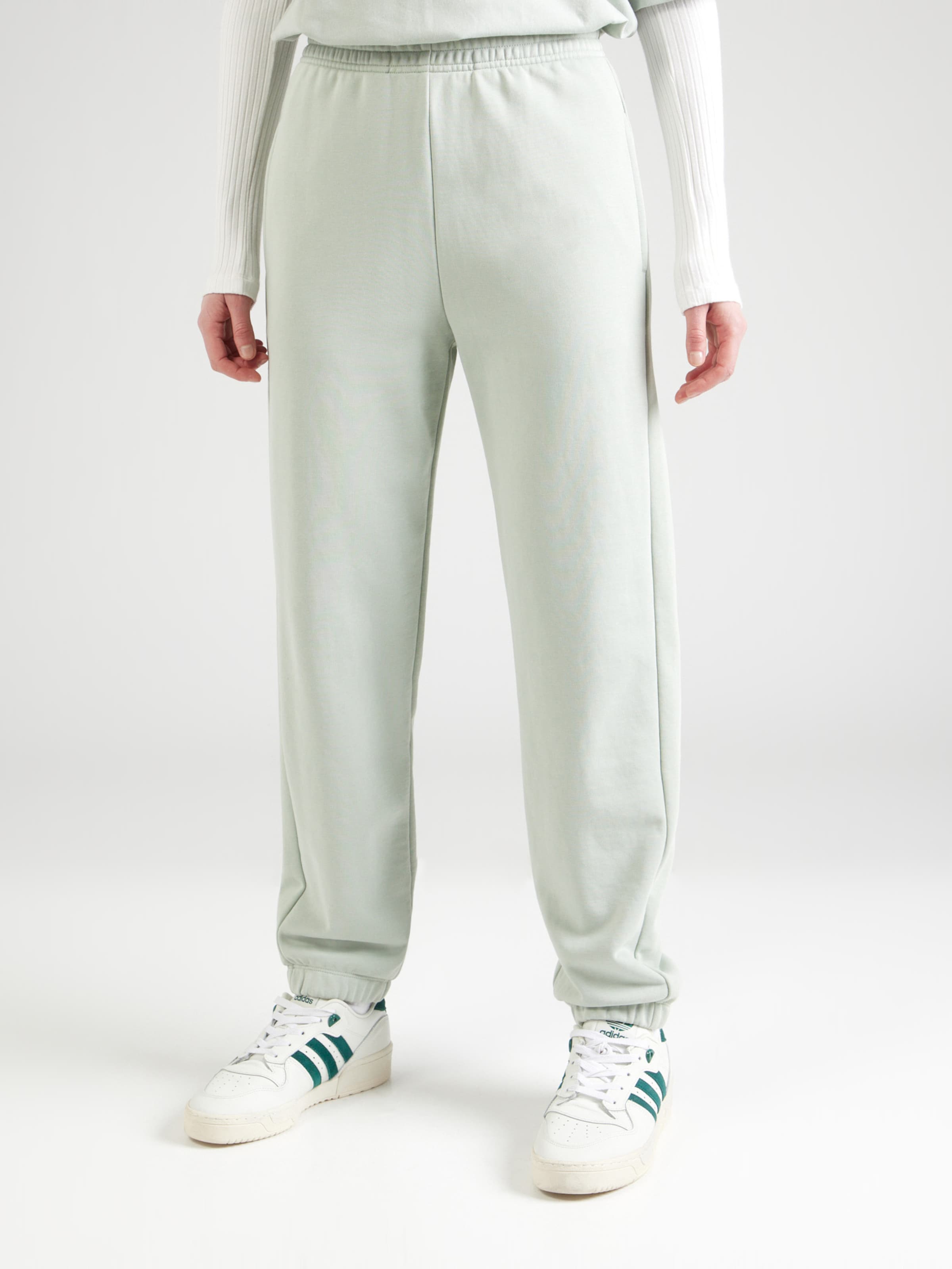 Pantaloni champion essentials on sale