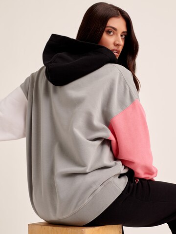 Sweat-shirt 'Lina' ABOUT YOU x Antonia en gris