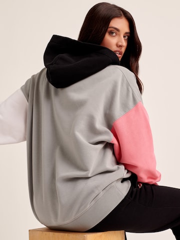 ABOUT YOU x Antonia Sweatshirt 'Lina' i grå