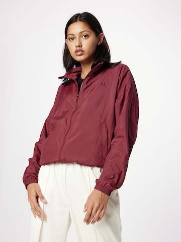 ADIDAS ORIGINALS Prehodna jakna 'Premium Essentials Nylon' | rdeča barva: sprednja stran