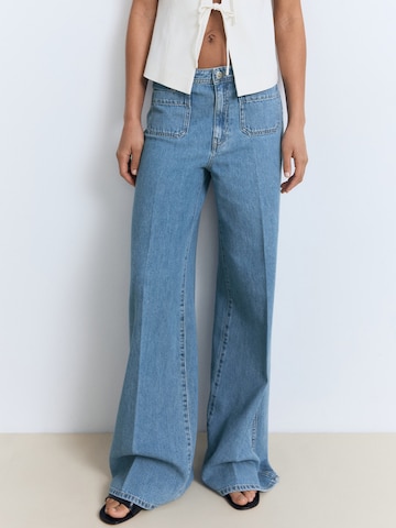 Wide leg Jeans 'EMMA' de la MANGO pe albastru: față