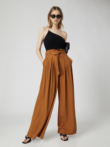 Guido Maria Kretschmer Women Loose fit Pleat-Front Pants 'Fee' in Brown