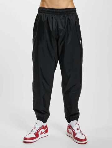 Effilé Pantalon de sport NIKE en noir : devant