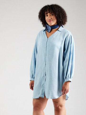 Robe-chemise 'CARZOLA' ONLY Carmakoma en bleu : devant