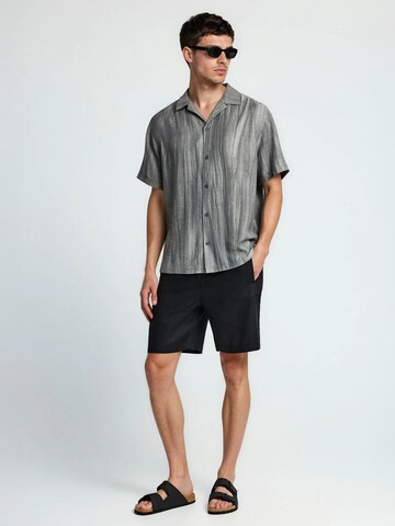 Regular Pantalon chino Funky Buddha en noir