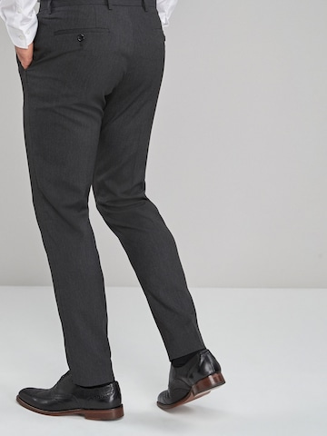 Coupe slim Pantalon à plis Next en gris