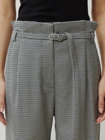 regular Pantaloni con pieghe 'Annelie' di EDITED in blu
