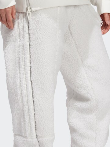 Tapered Pantaloni di ADIDAS ORIGINALS in bianco