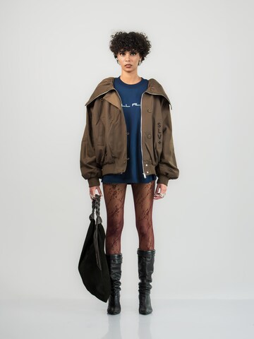 STILL ALIVE - Casaco de inverno 'High-Collar' em castanho