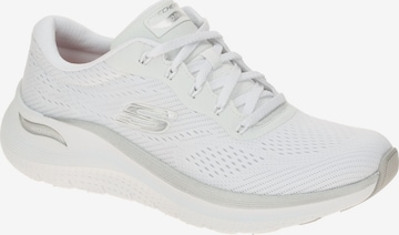 Chaussure à lacets SKECHERS en blanc : devant