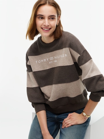 TOMMY HILFIGER Суичър в кафяво: отпред