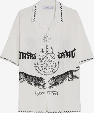 Bershka Comfort fit Overhemd in Beige: voorkant