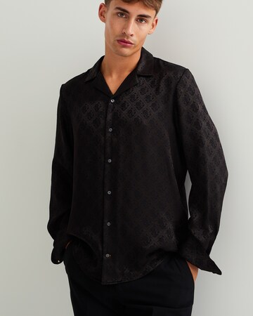 WE Fashion - Regular Fit Camisa em preto