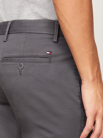 Coupe slim Pantalon chino 'Bleecker 1985' TOMMY HILFIGER en gris