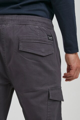 11 Project Tapered Cargohose 'Garik' in Grau