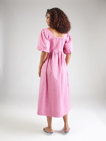Rochie de la YAS pe roz