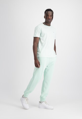 ALPHA INDUSTRIES Tapered Broek 'EMB' in Groen: voorkant