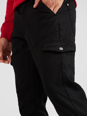 GUESS Ozke Kargo hlače 'New Kombat' | črna barva