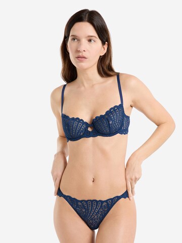 String 'Etreinte' di ETAM in blu: frontale