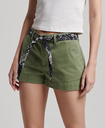 Superdry - Regular Calças chino em verde: frente