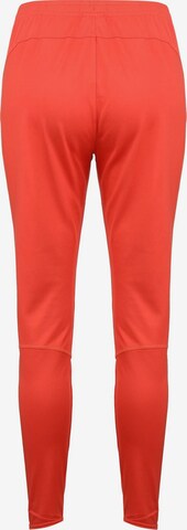 Tapered Pantaloni sportivi di NIKE in rosso