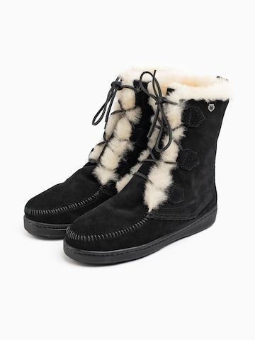 Minnetonka Bootie 'Juniper' in Black