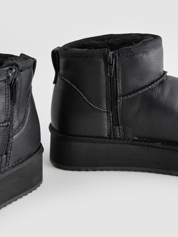 Next Boot i svart