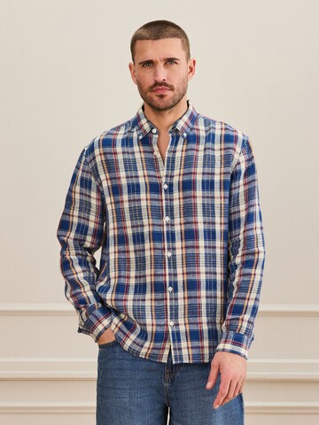 Coupe regular Chemise Next en bleu : devant