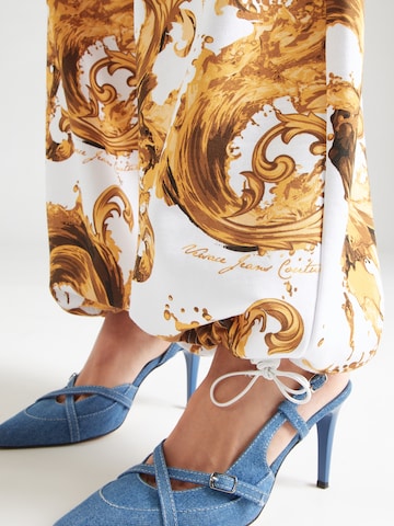 Versace Jeans Couture - Loosefit Pantalón en blanco