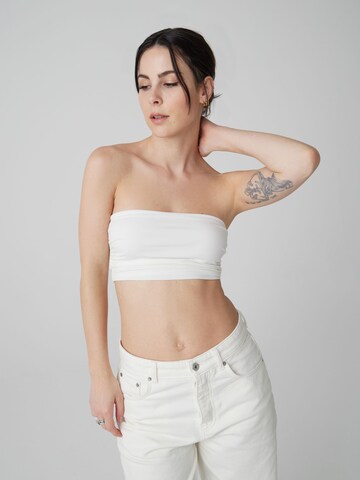 Top di A LOT LESS in bianco: frontale