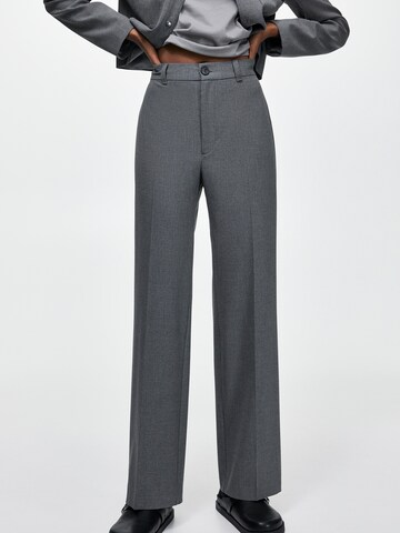Regular Pantalon à plis Pull&Bear en gris : devant