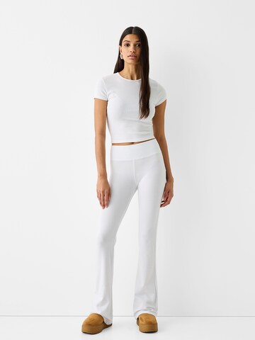 évasé Pantalon Bershka en blanc